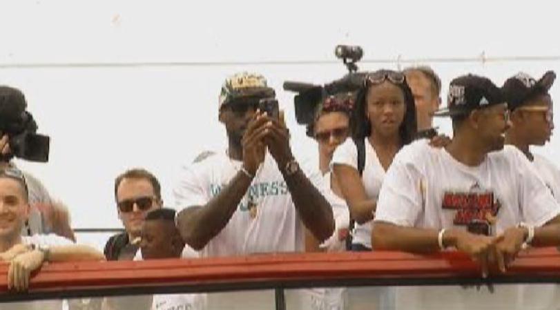 Magistral desfile de la victoria de los campeones Miami Heat
