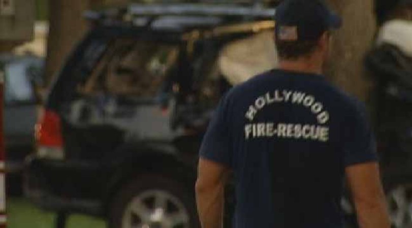 Dos heridos graves al estrellarse contra un árbol en Hollywood.
