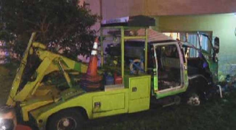 Un hombre identificado como Ramón Lorido que robó un camión de remolque llevó a las autoridades en una persecución antes de chocar el camión en un edificio de apartamentos en Hialeah la madrugada del miércoles 7 de agosto del 2013.