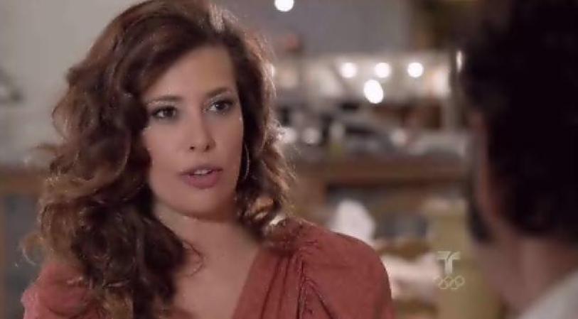 Regina le advierte que no "conseguirá lo que quiere", así como no lo han conseguido los hombres más ricos y poderosos del país.