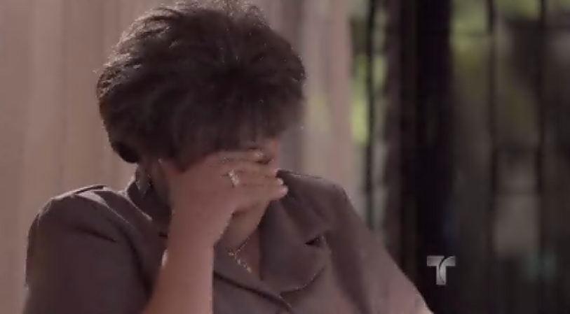 Cuando oye la noticia, Doña Enelia, madre de Escobar, estalla en llanto, pues sabe que su hijo está detrás de ese secuestro.