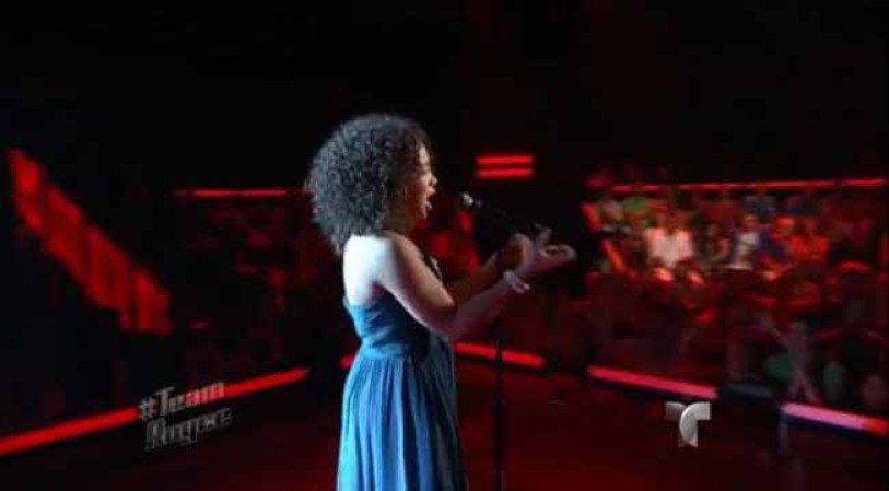 Paola en escena, segura, admirable.