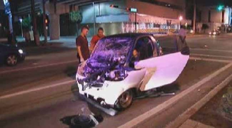 Una persona murió y otra fue hospitalizada en un accidente en el centro de Miami la mañana del miércoles,