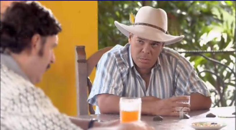 Pablo va a ver al Mariachi para decirle que Herber es un peligro para la organización y que debe de morir, pero no encuentra apoyo en su socio.