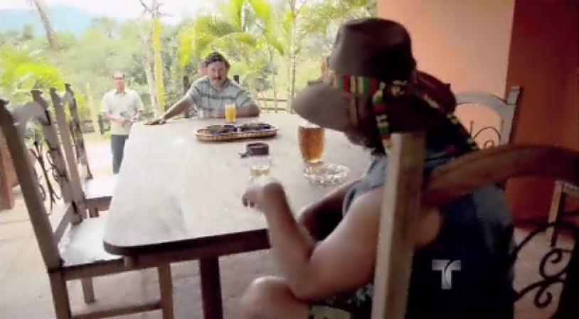 Pablo va a hablar directamente con Herber para limar asperezas, y le promete que matará al coronel y que luego festejarán con una fiesta en su casa.
