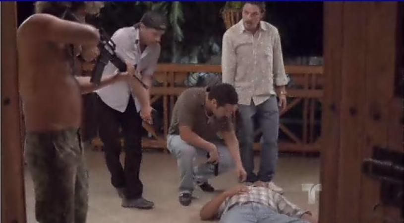 Al llegar los demás hombres de Escobar también los amenaza, y se arma una trifulca.