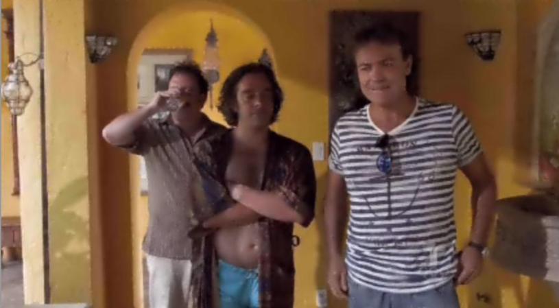 Mientras tanto los socios observan la escena entre la pareja.