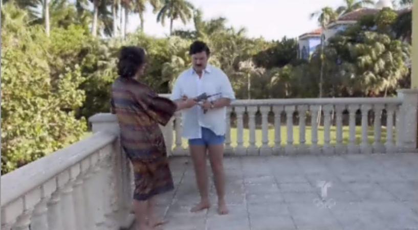 Uno de los socios trae un teléfono satelital, y Escobar se lo pide prestado.