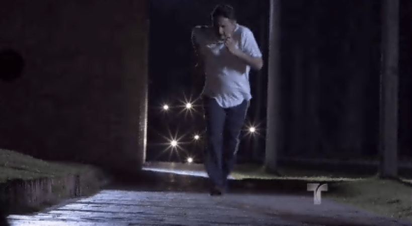 Sin embargo el Coronel Aguirre, que venía de hacer ejercicio antes de dormir.