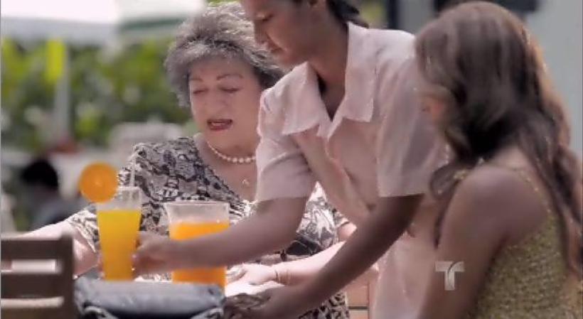 Doña Enelia recibe a Yesenia y la invita a pasar.