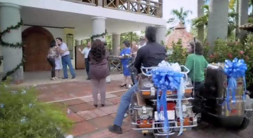 Y recibe de regalo de cumpleaños una vistosa motocicleta.