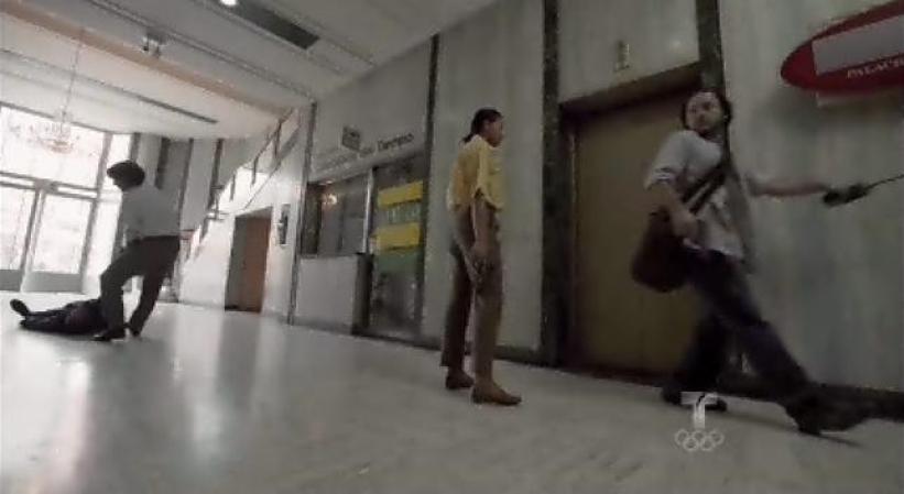 Los del MR-20 logran colarse con facilidad al Palacio de Justicia y tomar como rehenes a quienes encuentran en su camino.