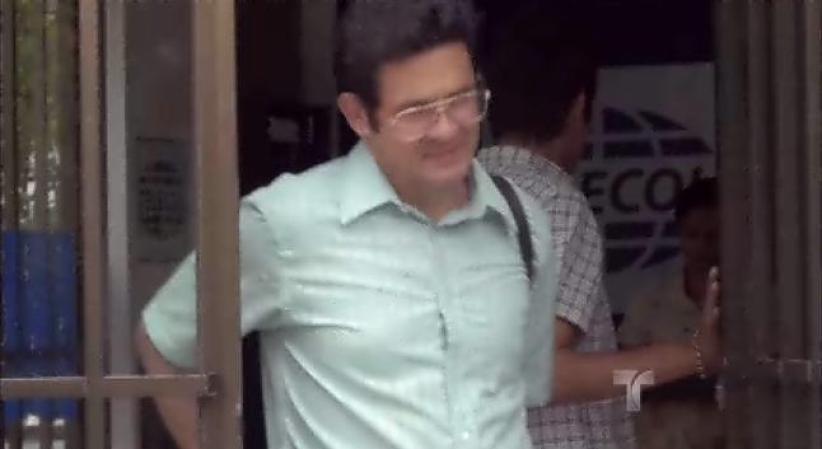 El corresponsal va a una cabina telefónica para hablar con Don Guillermo.