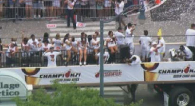 Magistral desfile de la victoria de los campeones Miami Heat.