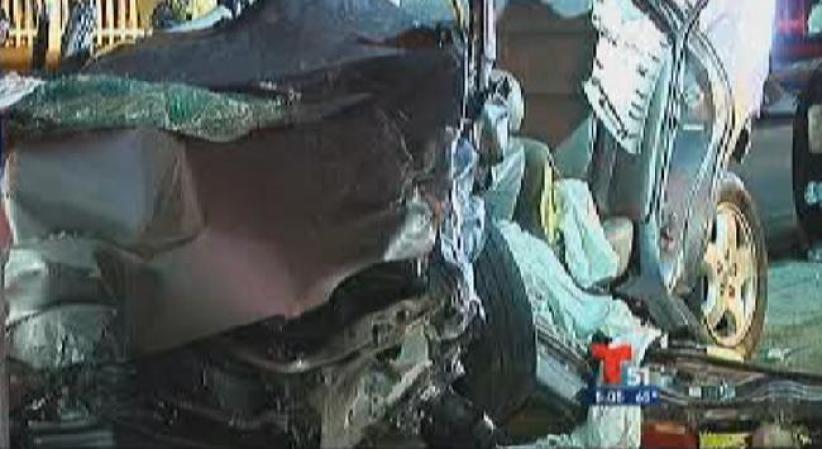 Dramático accidente en Kendall. Un auto plateado se llevó la luz roja e impactó a un auto negro. Hay 4 heridos.