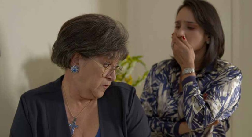 La mamá le explica a Patico que su hijo Peluche puede quedar ciego y sordo tras el atentado.