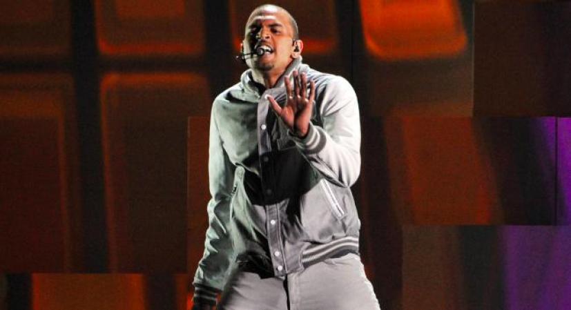 Ésta fue la primera ocasión que Chris Brown y Rihanna se presentaron en el mismo escenario, aunque en shows diferentes, desde que el cantante agredió a la intérprete antes de la ceremonia del 2009, lo cual los obligó a cancelar su actuación.