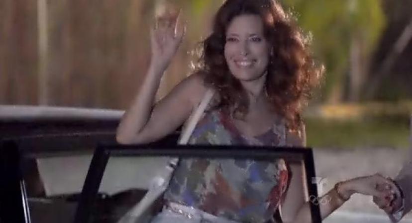 Regina llega despampanante y eufórica.