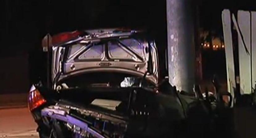 Dramático accidente en Kendall. Un auto plateado se llevó la luz roja e impactó a un auto negro. Hay 4 heridos.