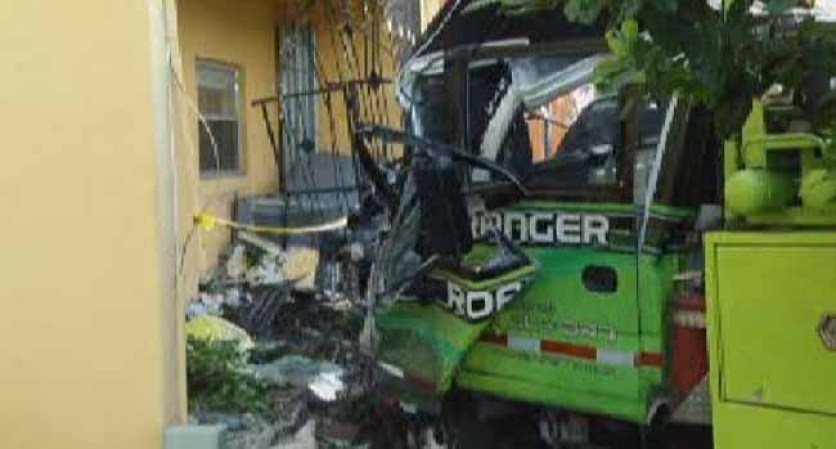 Un hombre identificado como Ramón Lorido que robó un camión de remolque llevó a las autoridades en una persecución antes de chocar el camión en un edificio de apartamentos en Hialeah la madrugada del miércoles 7 de agosto del 2013.
