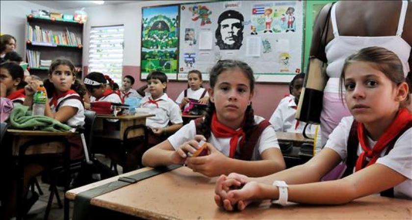 11 DE OCTUBRE, 2013: El diario Granma, órgano oficial del Partido Comunista de Cuba (PCC), instó hoy a acabar con la "ilegalidad" que cometen ciertos profesores y docentes en ejercicio que fuera de las aulas dan clases particulares "con fines de lucro".