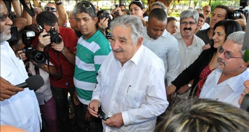25 DE JULIO, 2013:El presidente de Uruguay, José Mujica relató hoy sus impresiones sobre la "arborescente" charla que tuvo el miércoles con el líder cubano Fidel Castro y aprovechó para reflexionar sobre la revolución, en vísperas de la celebración de los 60 años de la acción que marcó su inicio en Cuba.
