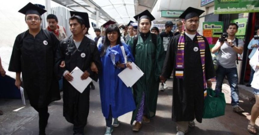 20 DE JULIO. Ocho "dreamers" se presentan en el punto de ingreso en Nogales, Arizona, para solicitar a las autoridades que les permitan reingresar al país. <br /><br /><br /> Haz clic aquí para la información completa