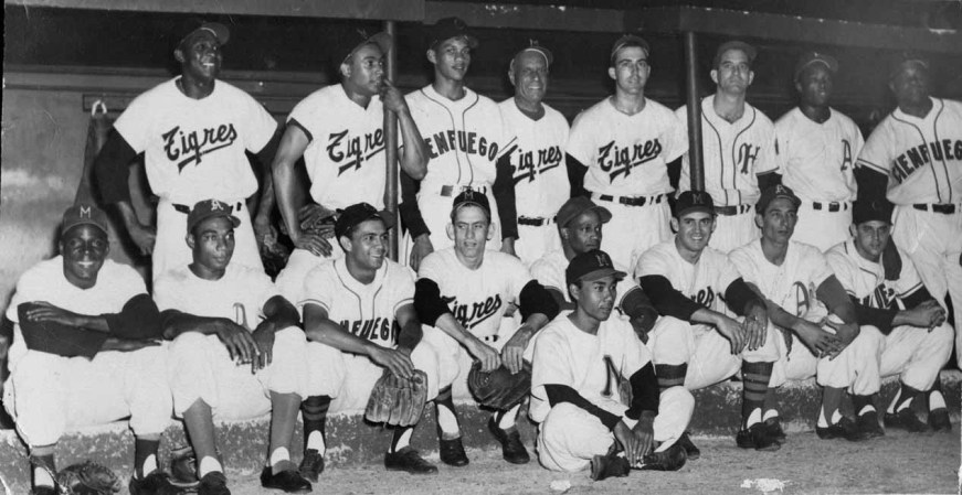 Jugadores que participaron en el partido de las estrellas de la Liga Cubana Profesional en 1958. Destacan Camilo Pascual (tercero de derecha a izquierda sentado), Tony Taylor (segundo de derecha a izquierda de pie), Héctor Rodríguez (quinto de izquierda a derecha sentado) y Orestes Miñoso en la extrema izquierda sentado.