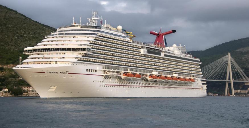 El nuevo crucero Carnival Magic parte del puerto de Dubrovnik, Croacia, tras su viaje inaugural de nueve días, el 3 de mayo del 2011.