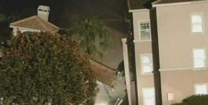 Un deslizamiento de tierra masivo en una sección de un complejo de villas cerca de Disney World en la Florida central colapsó parcialmente la madrugada de este lunes.