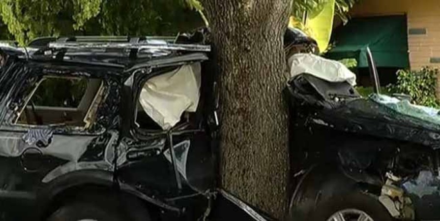 Dos heridos graves al estrellarse contra un árbol en Hollywood.