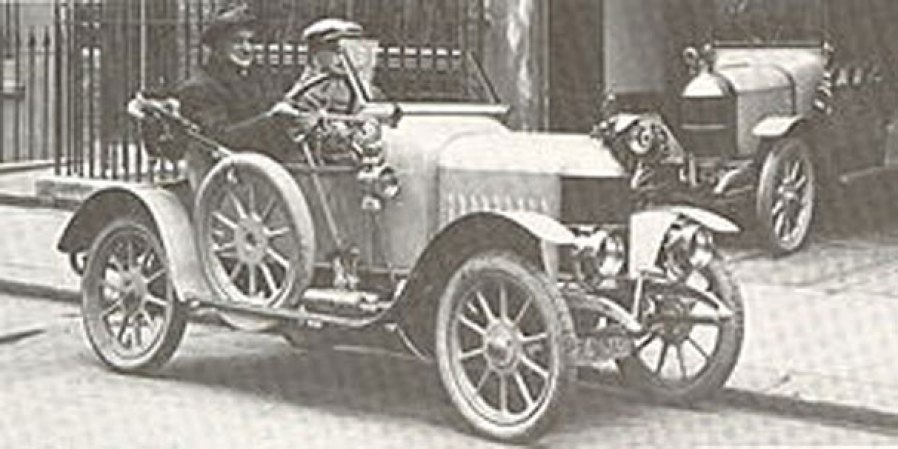 El diseño de este auto pertenece a Morris Oxford. Se le llamó "Bullnose" o "Nariz de toro". El modelo fue creado entre 1913 y 1914. Tenía capacidad para dos personas. Para mantener los costos bajos prácticamente todos los componentes fueron comprados y montados por William Morris. En un sólo año, se produjeron 1302 unidades.