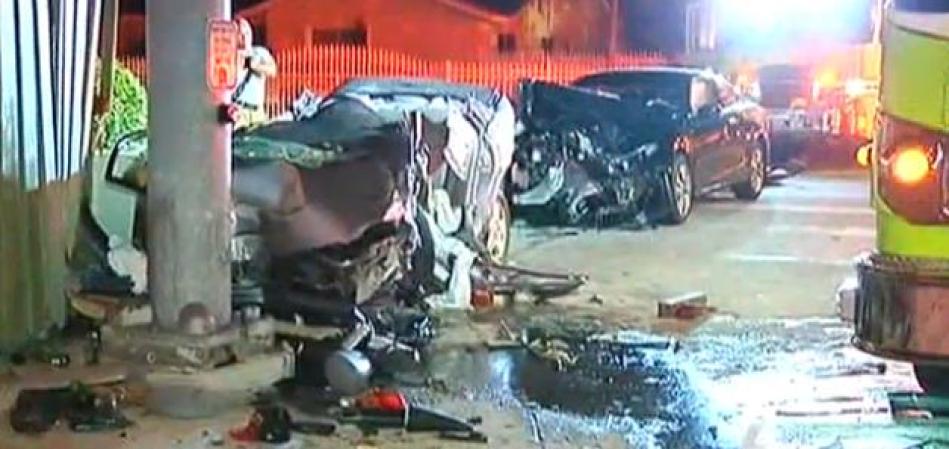 Dramático accidente en Kendall. Un auto plateado se llevó la luz roja e impactó a un auto negro. Hay 4 heridos.