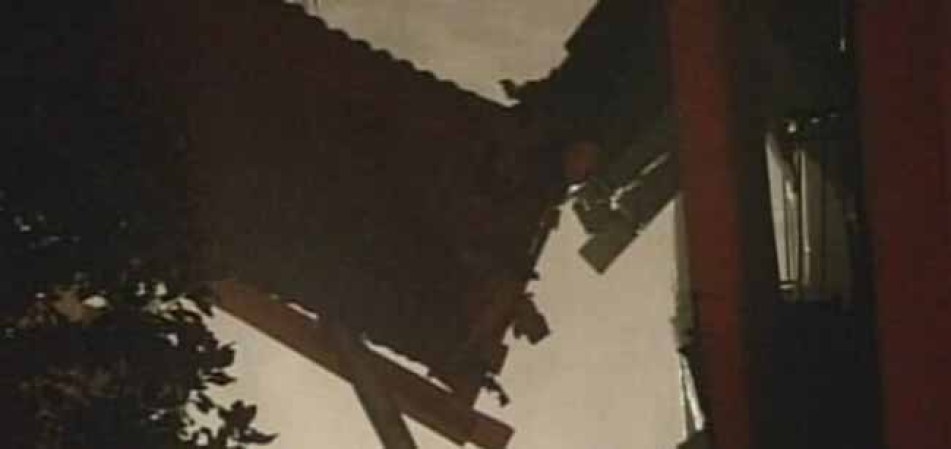 Un deslizamiento de tierra masivo en una sección de un complejo de villas cerca de Disney World en la Florida central colapsó parcialmente la madrugada de este lunes.