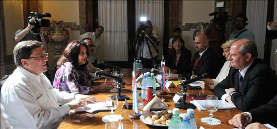 9 JULIO, 2013: Cuba y Serbia apostaron hoy a impulsar el potencial de sus relaciones y desarrollar el intercambio cultural, científico y económico durante una reunión de sus cancilleres celebrada en La Habana, a sólo un mes de que los vínculos diplomáticos bilaterales cumplan 70 años.