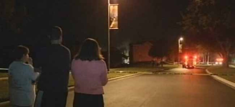 Un deslizamiento de tierra masivo en una sección de un complejo de villas cerca de Disney World en la Florida central colapsó parcialmente la madrugada de este lunes.