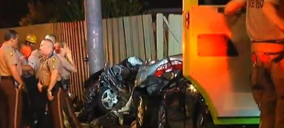 Dramático accidente en Kendall. Un auto plateado se llevó la luz roja e impactó a un auto negro. Hay 4 heridos.