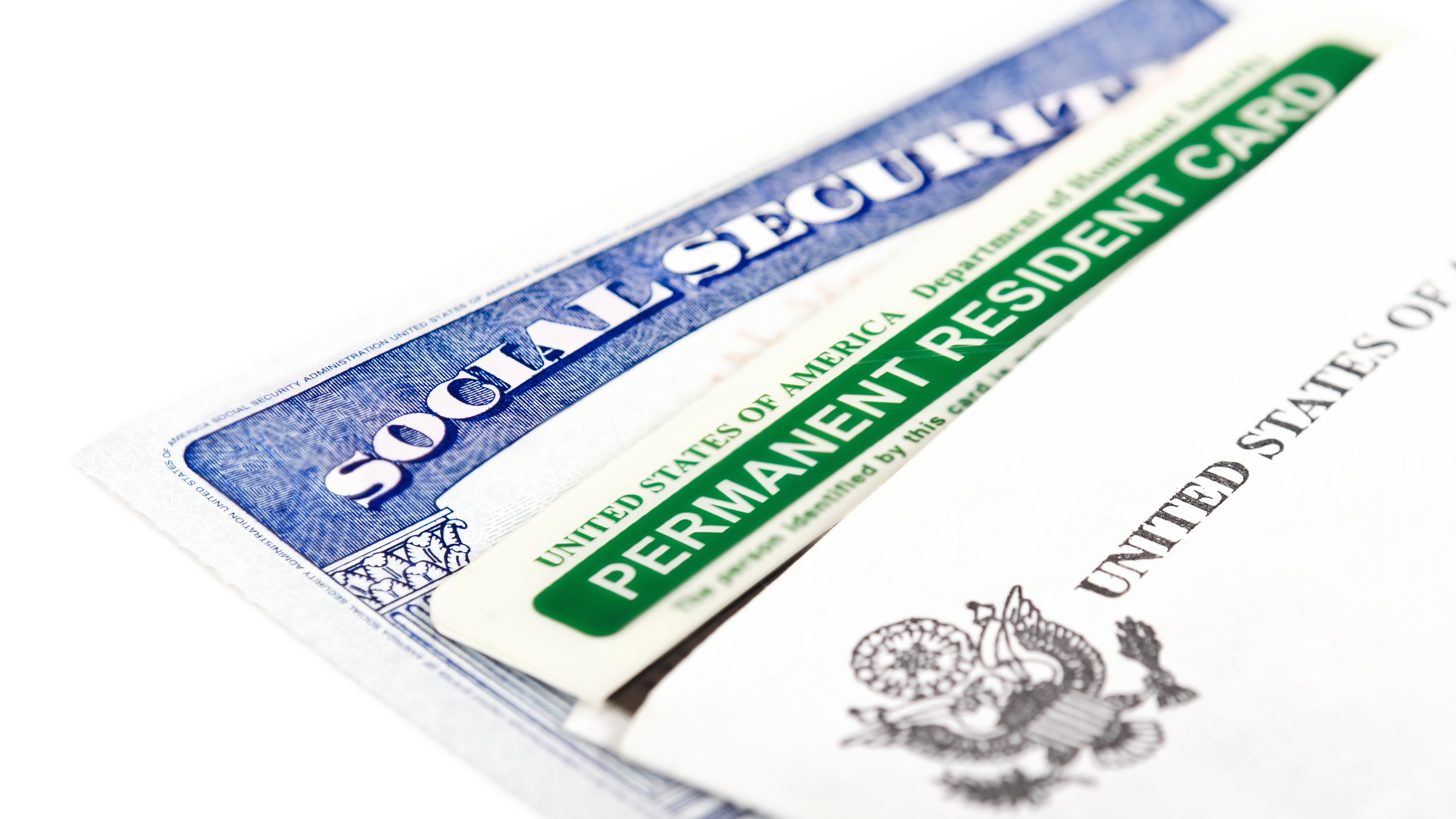 El Programa de Lotería de Visas de la Diversidad (DV) ofrece 50,000 visas de residencia permanente legal (“green card”) cada año a ciudadanos de países que los Estados Unidos consideran poco representados en la inmigración estadounidense.