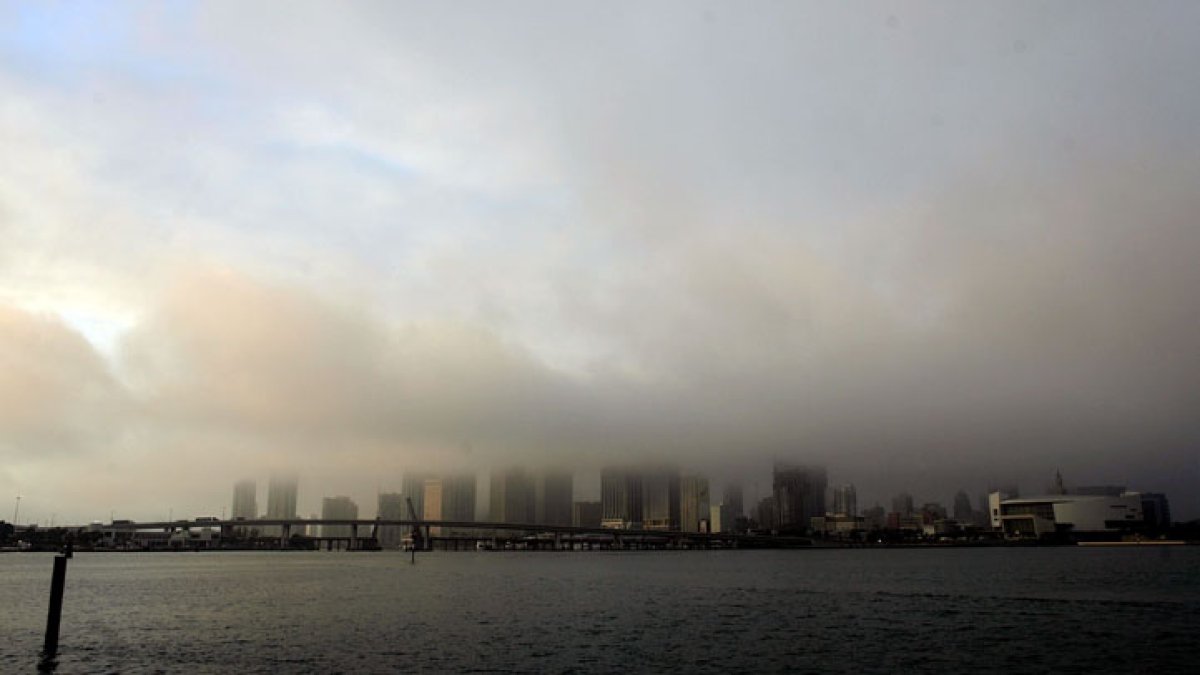 https://media.telemundo51.com/2019/09/020812-miami-skyline-fog.jpg?quality=85&strip=all&resize=1200%2C675