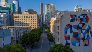 Una calle vacía del centro en una vista aérea tomada con un avión no tripulado en medio de la pandemia en curso de la enfermedad COVID-19 causada por el coronavirus SARS-CoV-2, en Los Ángeles, California, EE. UU., 03 de abril de 2020. EFE / EPA / DAVID MCNEW