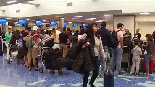 Aeropuerto_de_Miami_espera_ola_de_pasajeros_para_Accion_de_Gracias.jpg