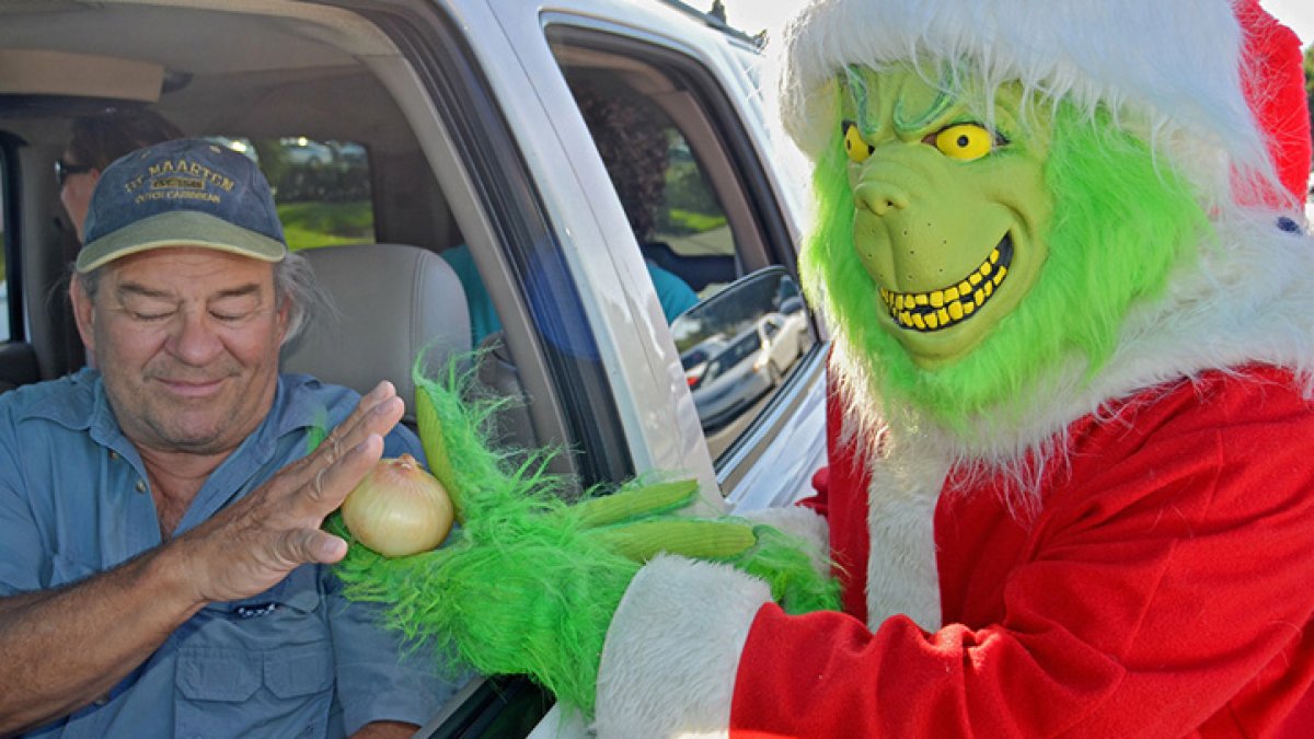policeman dressed as Grinch gives onions instead of fines – NBC Miami (51)