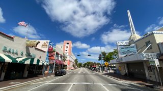 Vista de la popular Calle Ocho de La Pequeña Habana, en Miami, con todos sus negocios cerrados por la pandemia de coronavirus