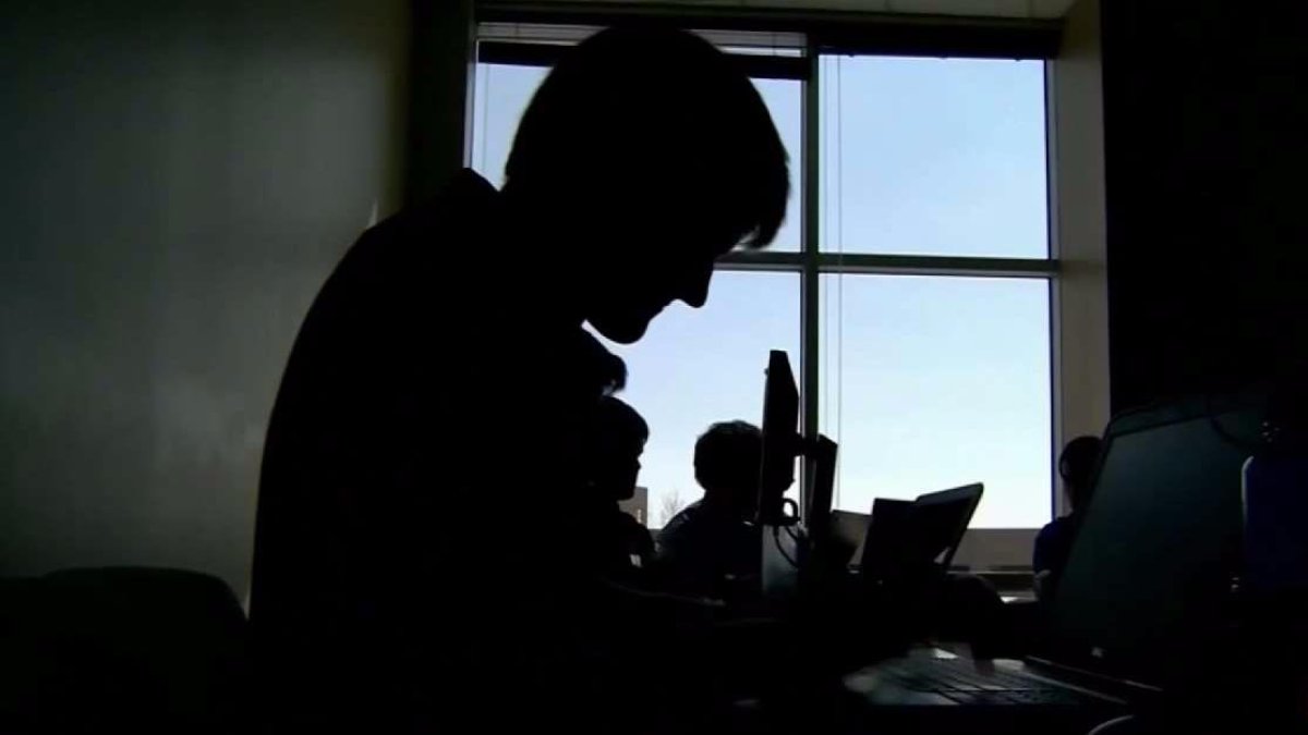 Hombre acusado de tener más de 1000 imágenes de pornografía infantil generadas por inteligencia artificial – Telemundo Miami (51)
