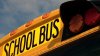 Huyen a toda velocidad e impactan autobús escolar escapando de un fraude en el banco
