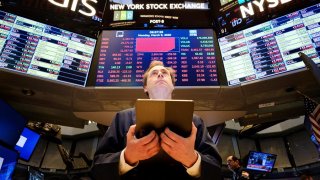 Un corredor de bolsa trabaja este lunes en la Bolsa de Wall Street, en Nueva York.