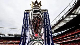 El trofeo de la Premier League inglesa en exhibición antes del partido.