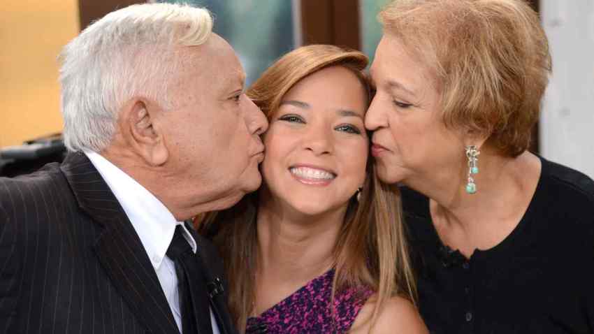 adamari_con_sus_padres_1