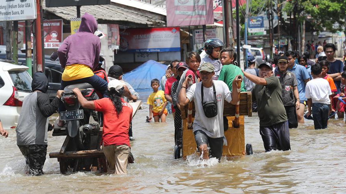 Ciudad sigue bajo el agua tras catastróficas inundaciones en Indonesia