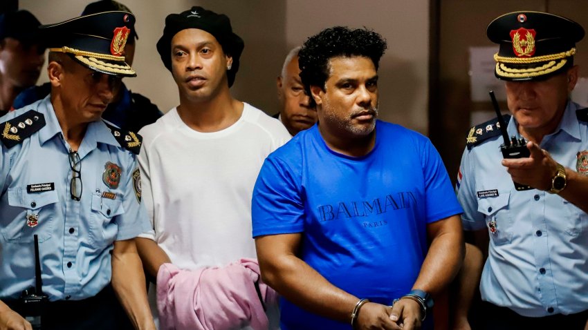 El exinternacional brasileño Ronaldinho Gáucho (2d) y su hermano Roberto (2i), a su llegada este sábado al Palacio de Justicia.